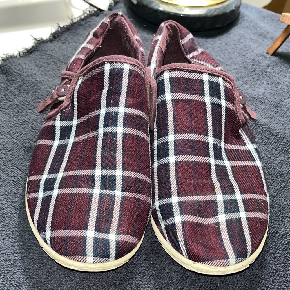 Patagonia White and Maroon Slip-On Loafers - Picture 2 of 11